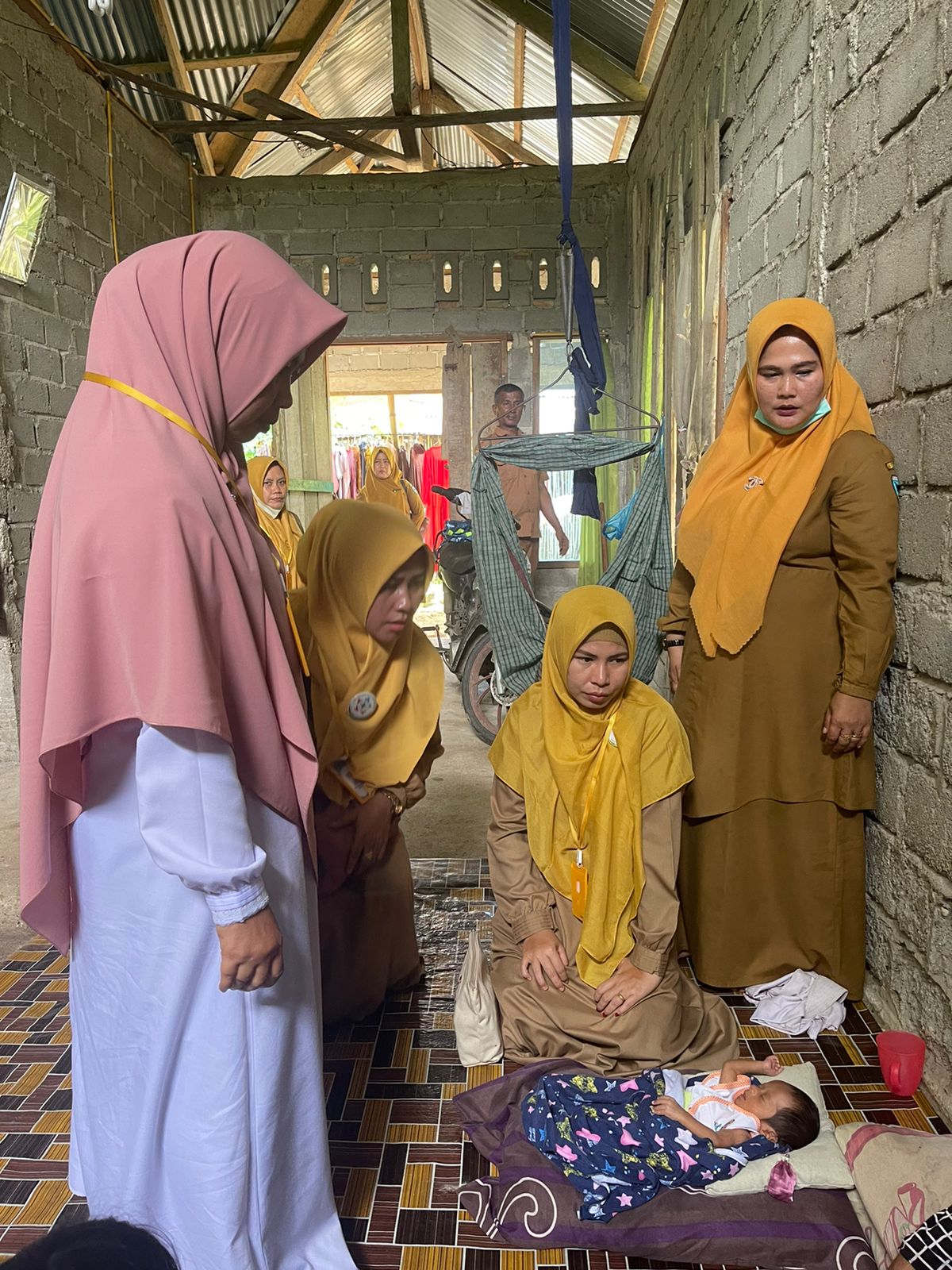 Petugas KIA /GIZI bersama Kapus dan Pj.program  TB melakukan kunjungan terhadap Bayi BBLR  dikanagar