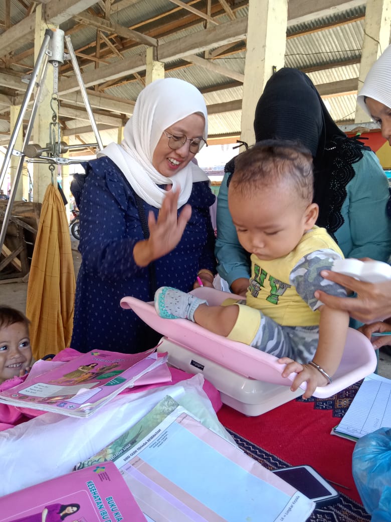 KEGIATAN PENIMBANGAN MASSAL DI POSYANDU EMAS MUDA NAGARI NYIUR MELAMABAI BALAI SELASA