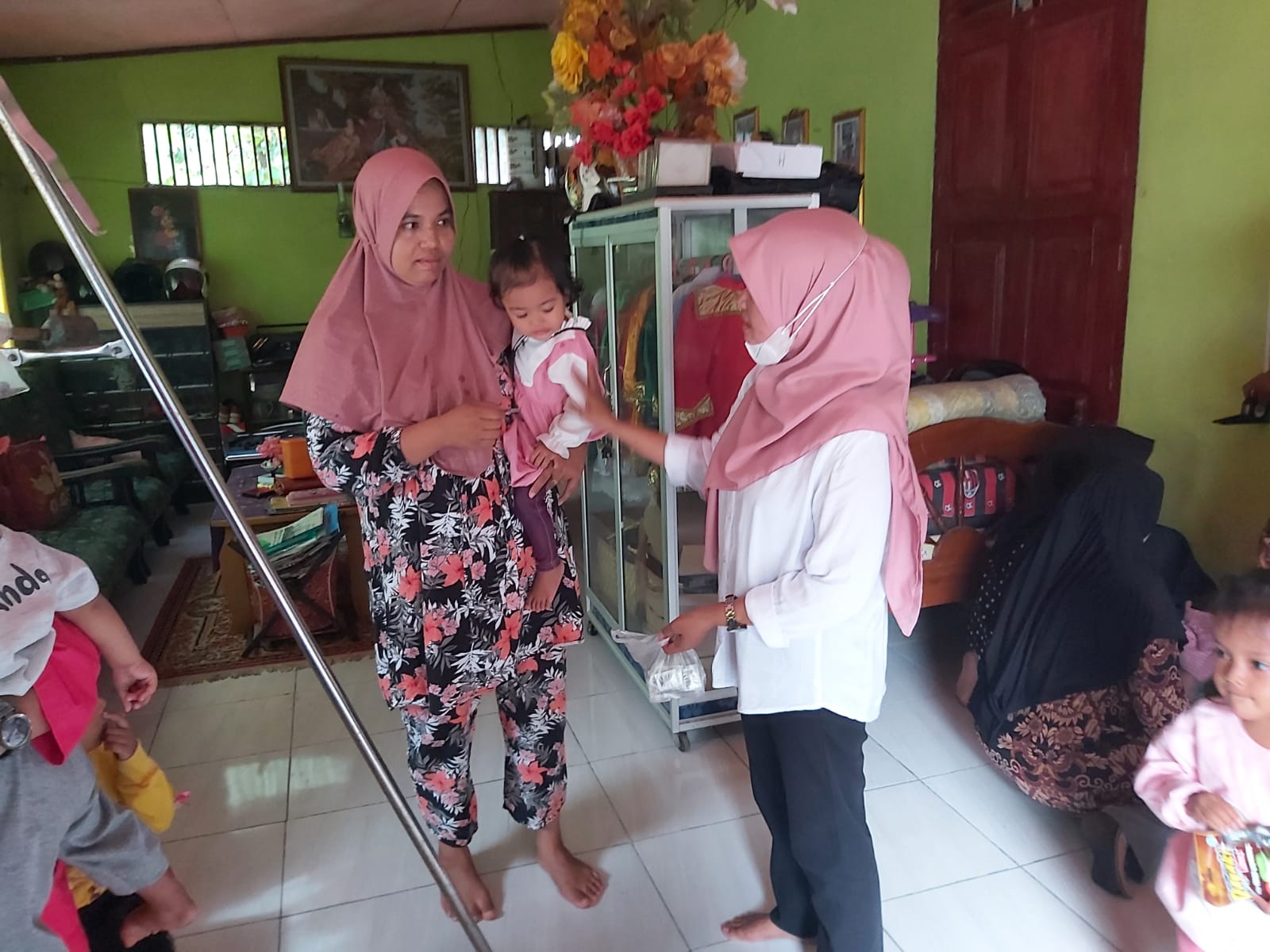 Pemberian obat cacing diposyandu cendrawasih Puskesmas Asam Kumbang