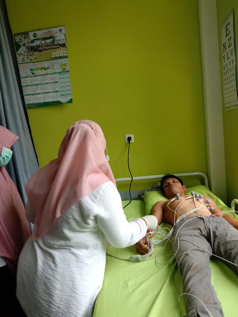 PEMERIKSAAN ECG (electrocardiogram) DI PUSKESMAS BALAI SELASA 