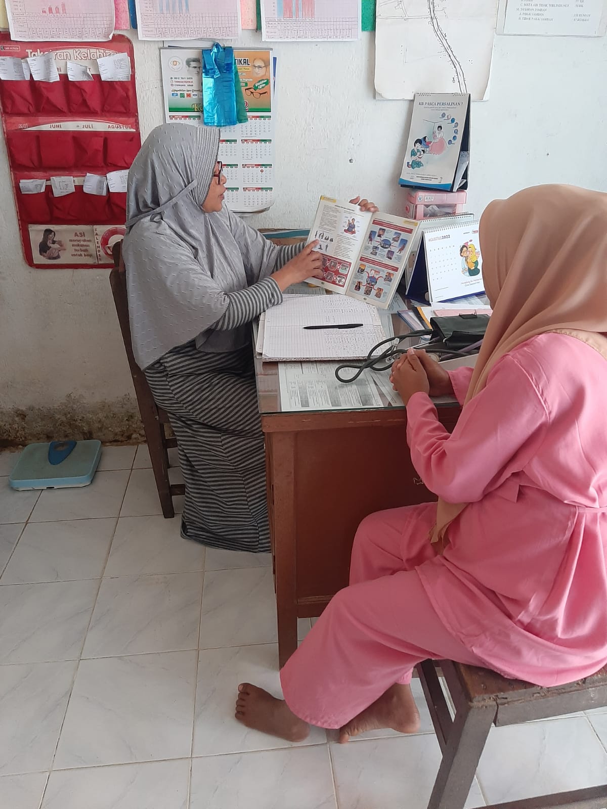 BEDAH BUKU KIA DAN PEMBERIAN KONSELING PADA IBU HAMIL WILKER PUSKESMAS BALAI SELASA
