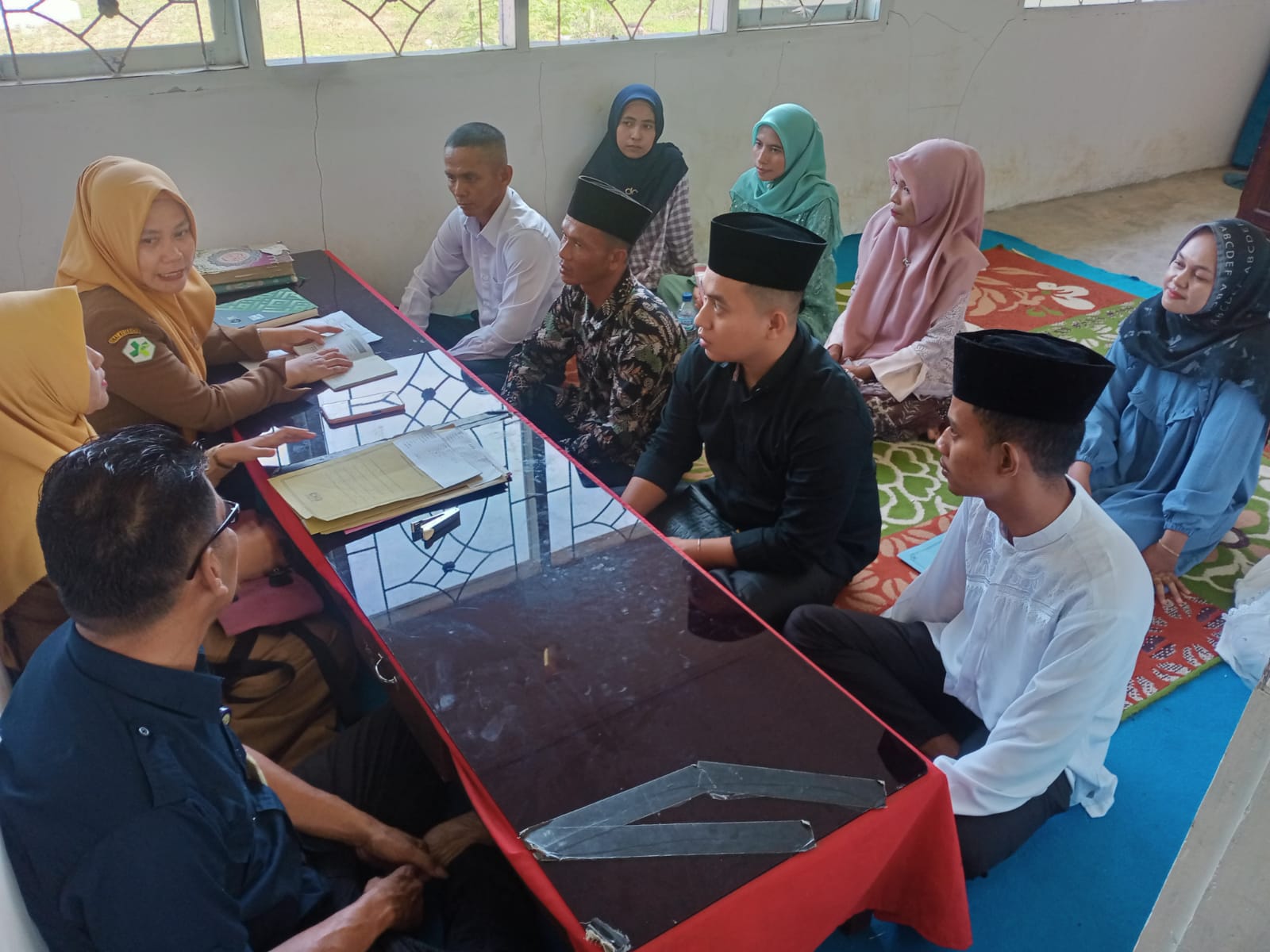 Petugas puskesmas surantih dan balai penyuluh BP - KKBPK kecamatan Sutera melakukan KIE pada calon p