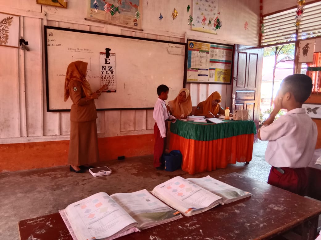 PEMERIKSAAN KESEHATAN BERKLA PADA MURID SEKOLAH DASAR di SD 9 TELUK BKUNG WILKER PASAR BARU