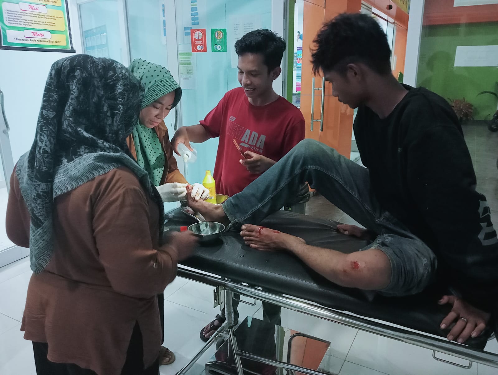 PELAYANAN POLI IGD HARI INI , PENANGANAN PADA PASIEN KECELAKAAN LALU LINTAS, NAMA REFAL  UMUR 16 TAH