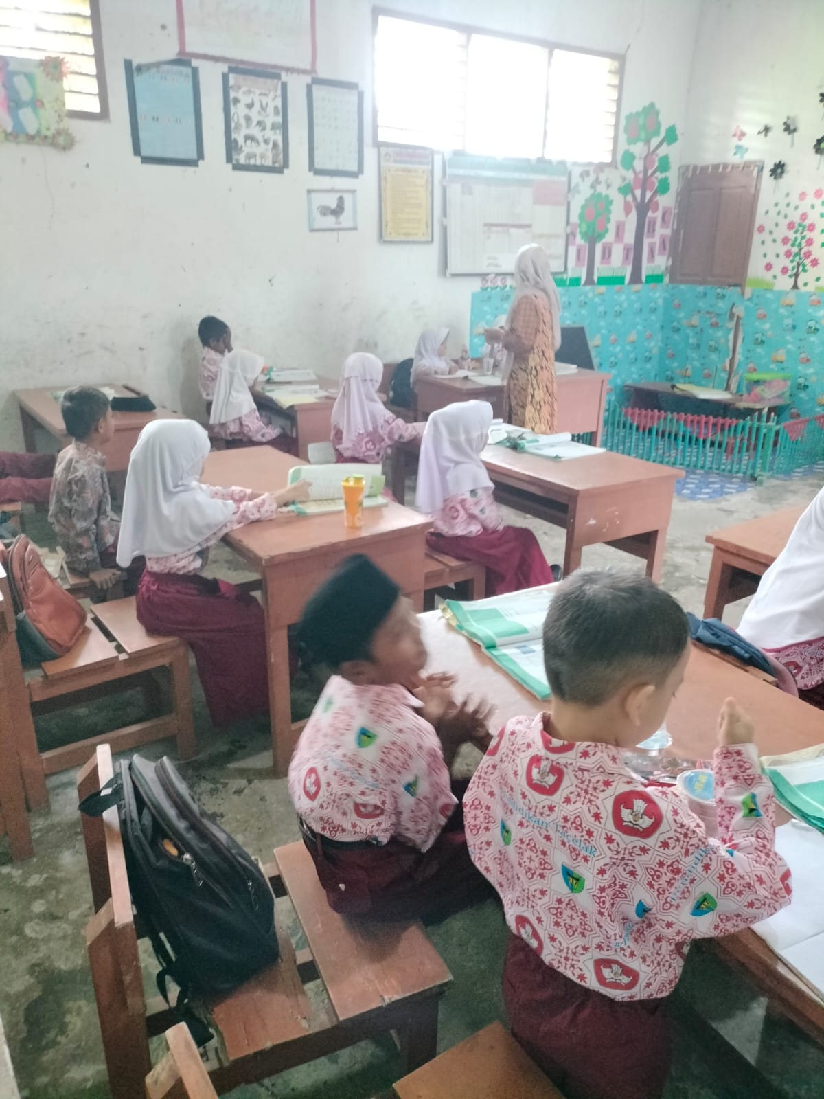 PEMBERIAN OBAT CACING PADA ANAK SEKOLAH DASAR DI WILAYAH KERJA PUSKESMAS SURANTIH
