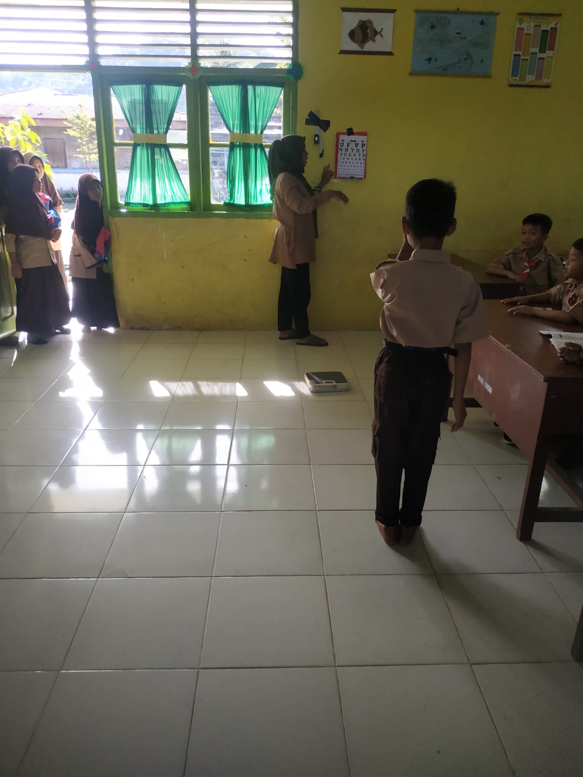PEMERIKSAAN KESEHATAN BERKLA PADA MURID SEKOLAH DASAR di SD 31 AMBACANG