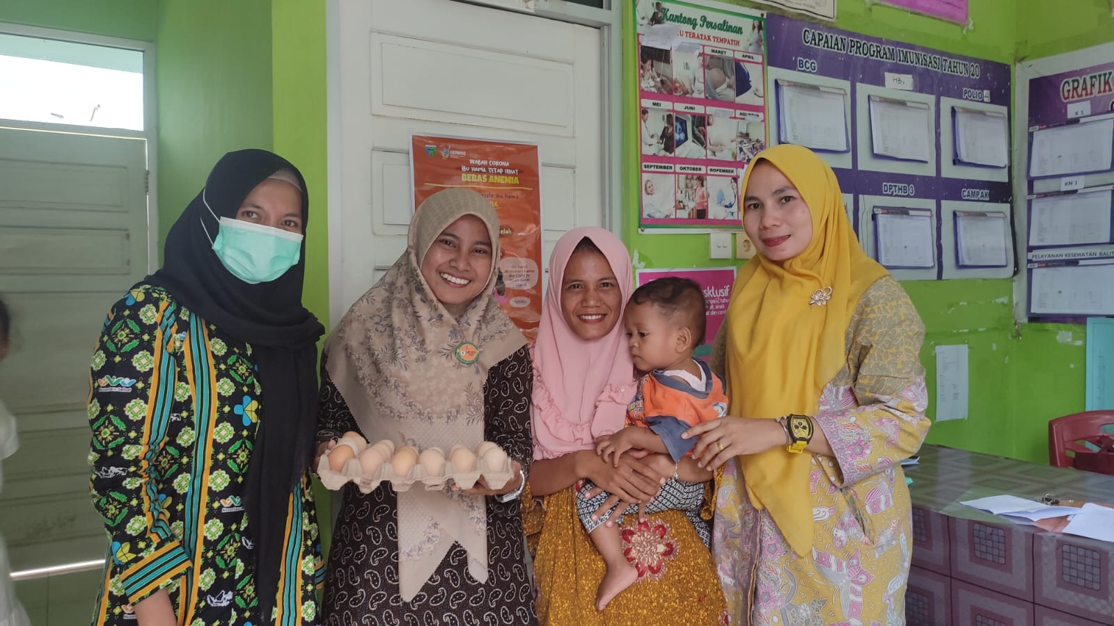 PENDISTRIBUSIAN PMT LOKAL (TELUR) BANTUAN DARI GUBERNUR SUMBAR KEPADA BADUTA STUNTING DI WILAYAH KER