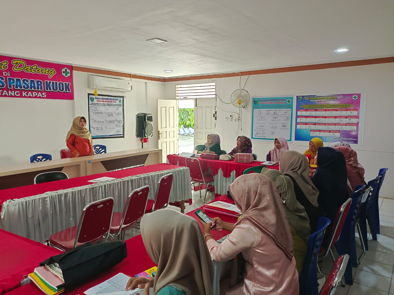 Sosialisasi Asuhan Mandiri Pemanfaatan Taman Obat Keluarga bersama bidan desa di puskesmas pasar kuo