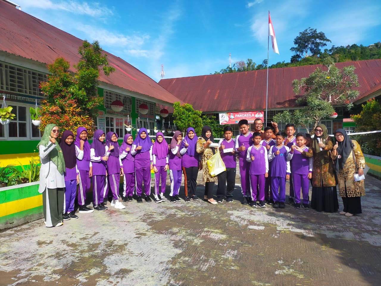 Pemberian Obat Cacing di SDN 08 Painan Selatan