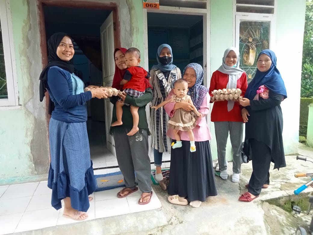 PENDISTRIBUSIAN PMT LOKAL (TELUR) BANTUAN DARI GUBERNUR SUMBAR KEPADA BADUTA STUNTING DI WILAYAH KER
