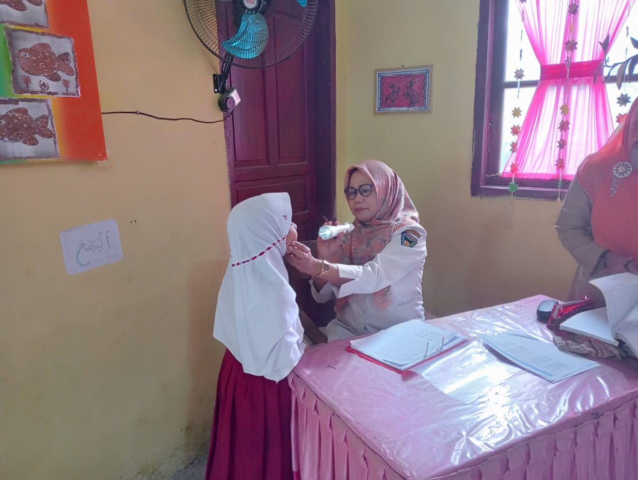 Puskesmas Pasar Baru Melakukan Pemeriksaan Kesehatan Berkala di SD 22 Tanah Kareh