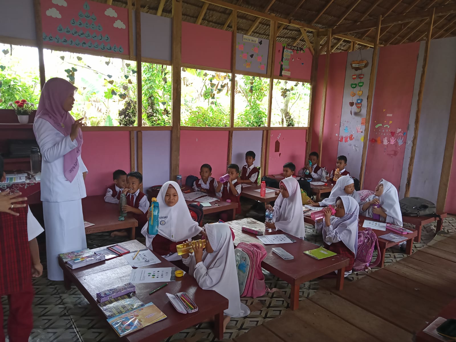 Pemberian Obat Cacing Pada Anak SD di Wilker Puskesmas Surantih