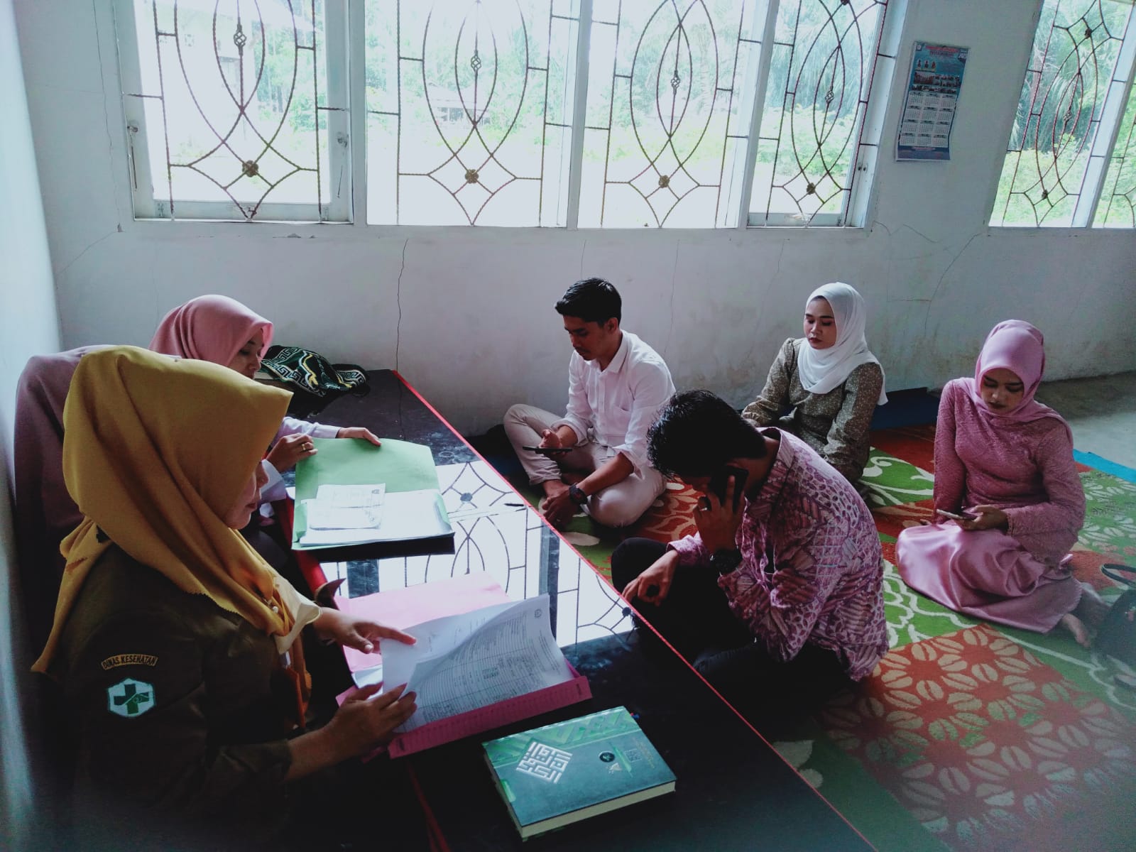 Petugas puskesmas surantih melakukan kegiatan luar gedung yaitu KIE pada calon pengantin di kantor K