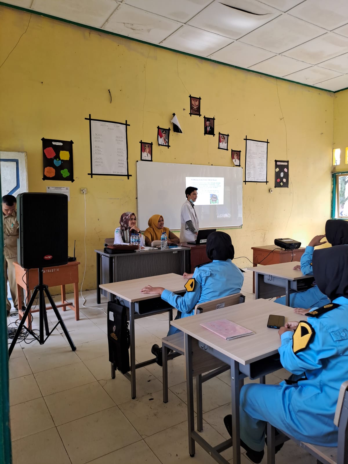 Puskesmas Salido Memberikan Penyuluhan Kesehatan Reproduksi Pada Remaja di SMKN 2 Painan