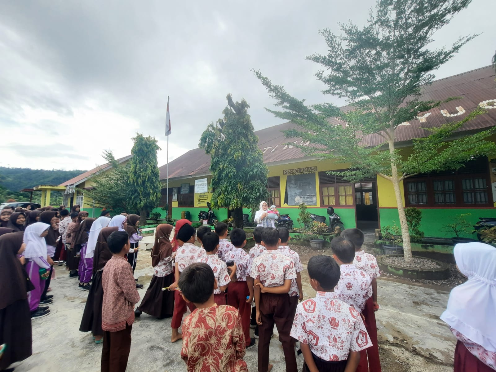 Puskesmas Kayu Gadang Melakukan Sikat Gigi Massal di SDN 02 Kayu Gadang