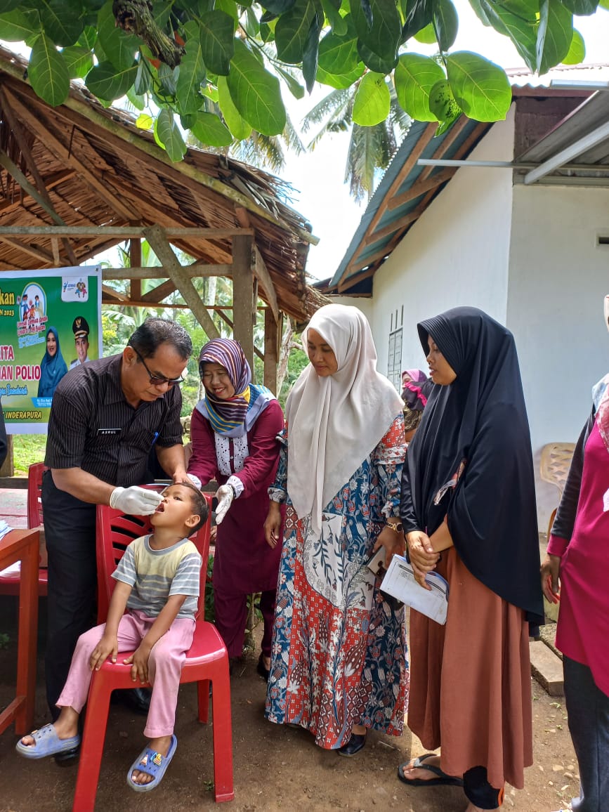 PUSKESMAS INDERAPURA, KUNJUNGAN DARI KABID SDK DAN ROMBONGAN KE POS/POSYANDU PELAKSANAAN CRASH POLIO
