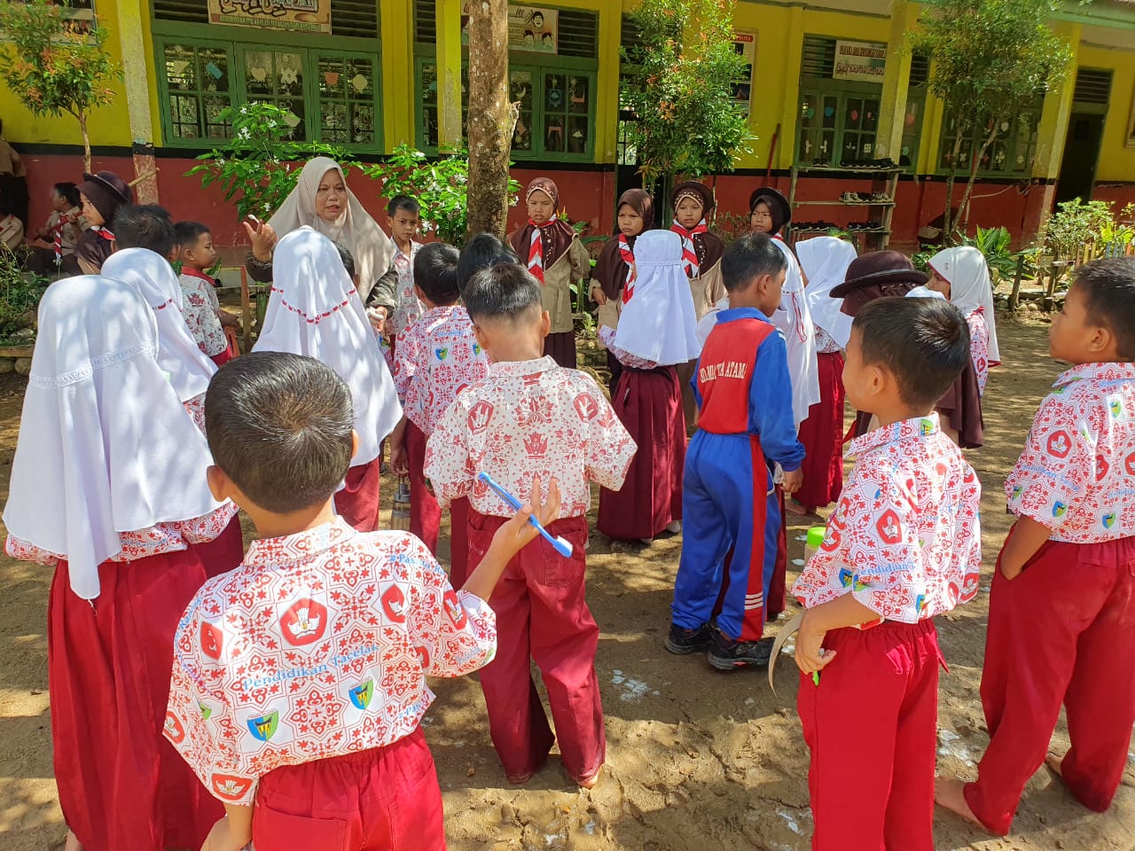 Puskesmas Tanjung Beringin Melakukan Penjaringan Berkala, Penyuluhan dan Sikat Gigi Massal di  SDN 1