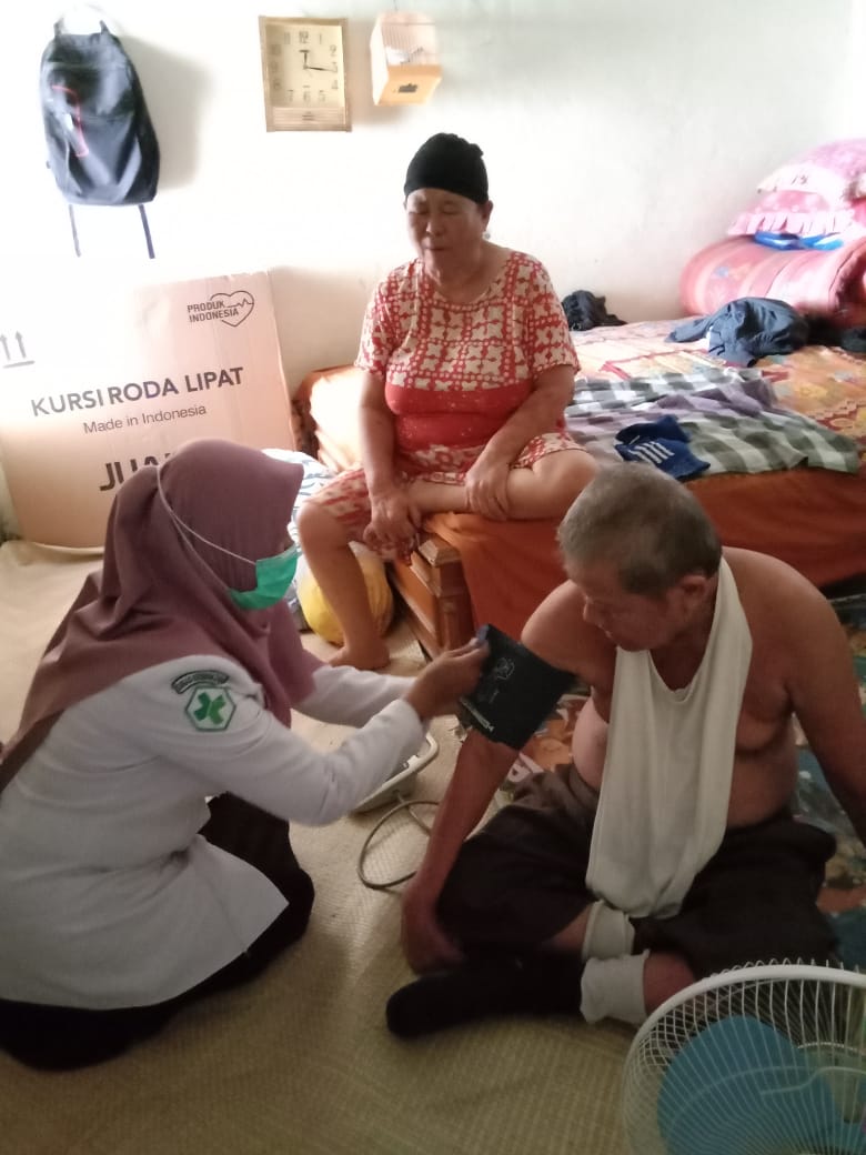 PUSKESMAS TARUSAN KEGIATAN KUNJUNGAN RUMAH LANSIA RESTI DI BATU HAMPAR 