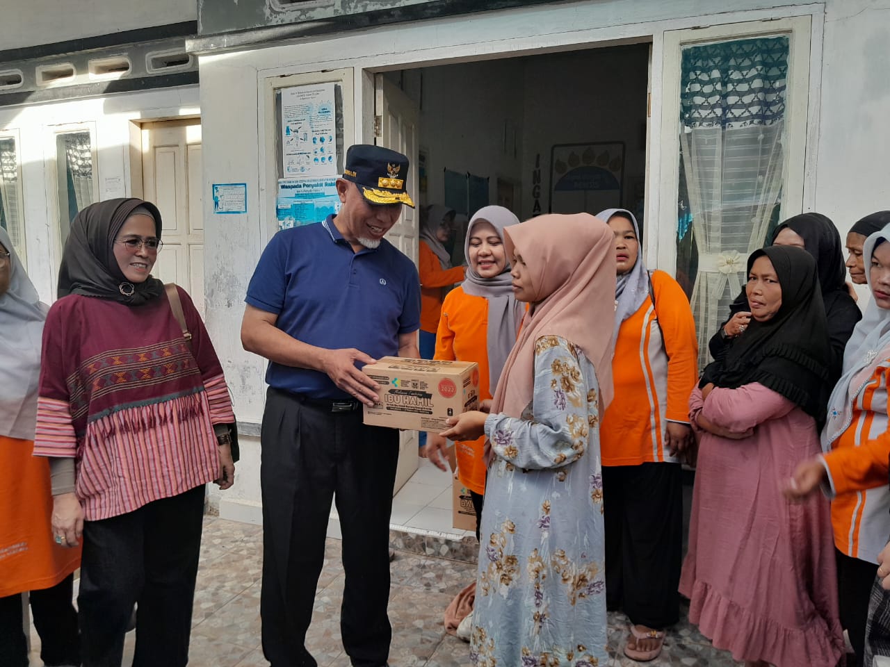 KAYU GADANG PEMBERIAN PMT BALITA& IBU HAMIL OLEH GUBERNUR SUMATERA BARAT DAN KEPAL DINAS KESEHATAN S