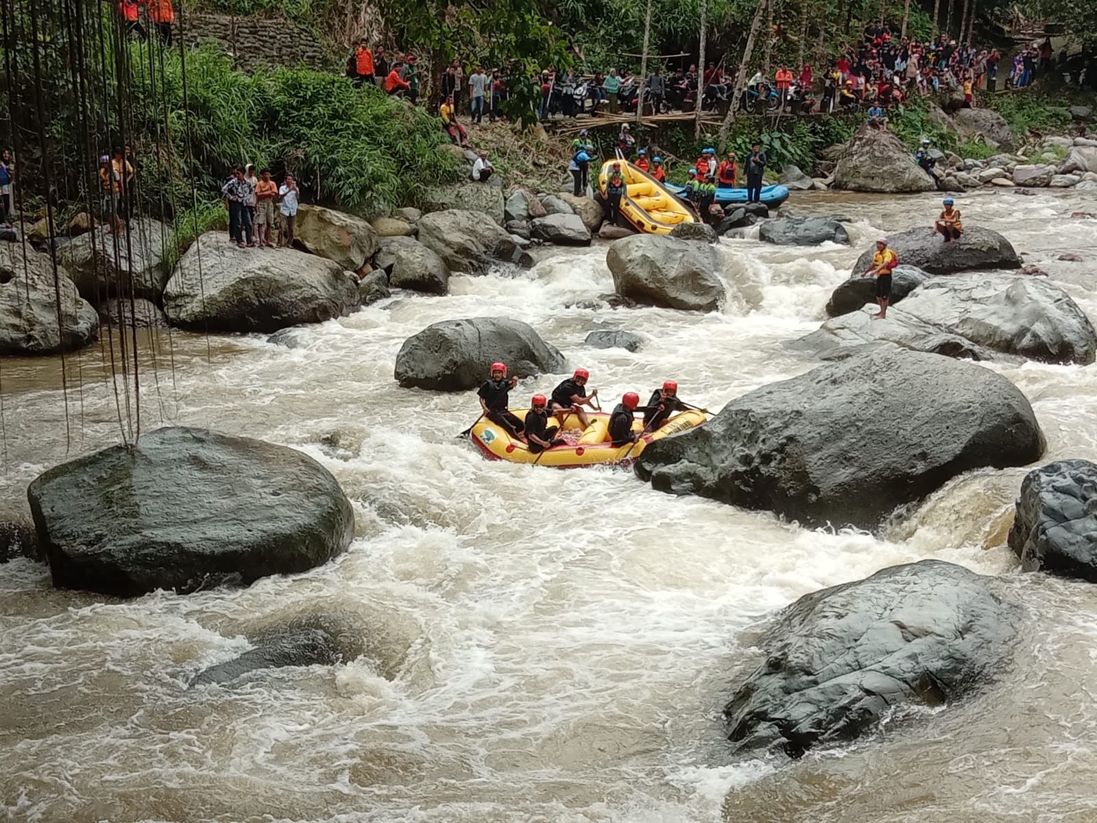 TIM NAKES DALAM ACARA ARUM JERAM DI JEMBATAN AKAR PULUIK PULUIK KEC IV NAGARI BAYANG UTARA 