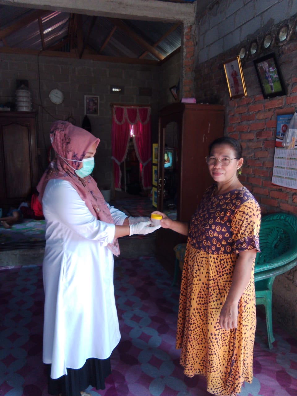PKM KY Gadang ketok pintu ke rumah dan menjemput Sputum Kepada Pasien Yang Terduga Tuberkulosis (TBC