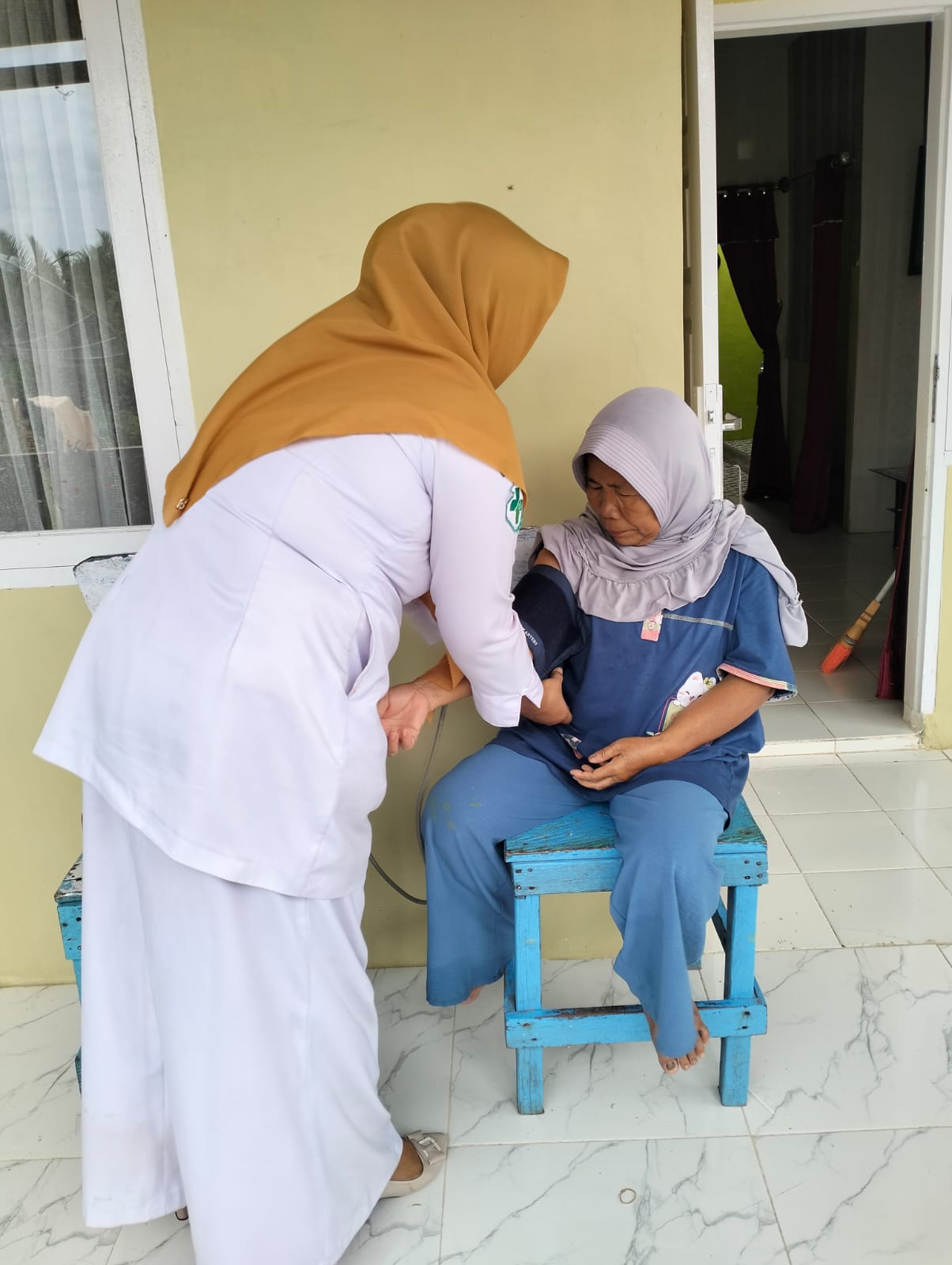 PUSKESMAS TARUSAN KEGIATAN KUNJUNGAN RUMAH LANSIA RESTI DI CAROCOK ANAU NAGARI  CAROCOK ANAU