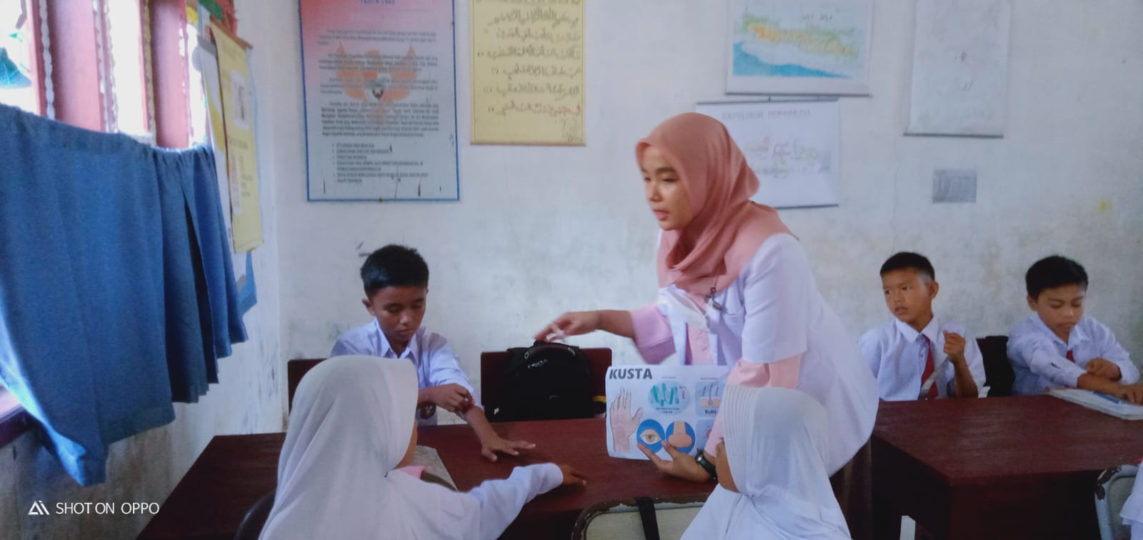 Petugas kusta dan dokter  puskesmas surantih melakukan skrining kusta dan frambusia ke SD No 28 pasa