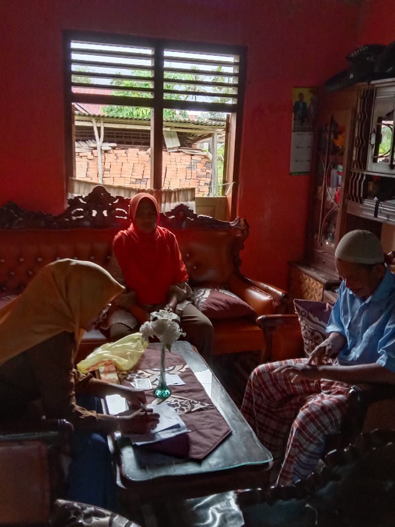 PUSKESMAS IV KOTO MUDIK KUNJUNGAN PETUGAS SURVEILANS KERUMAH PASIEN DI GIGIT ULAR