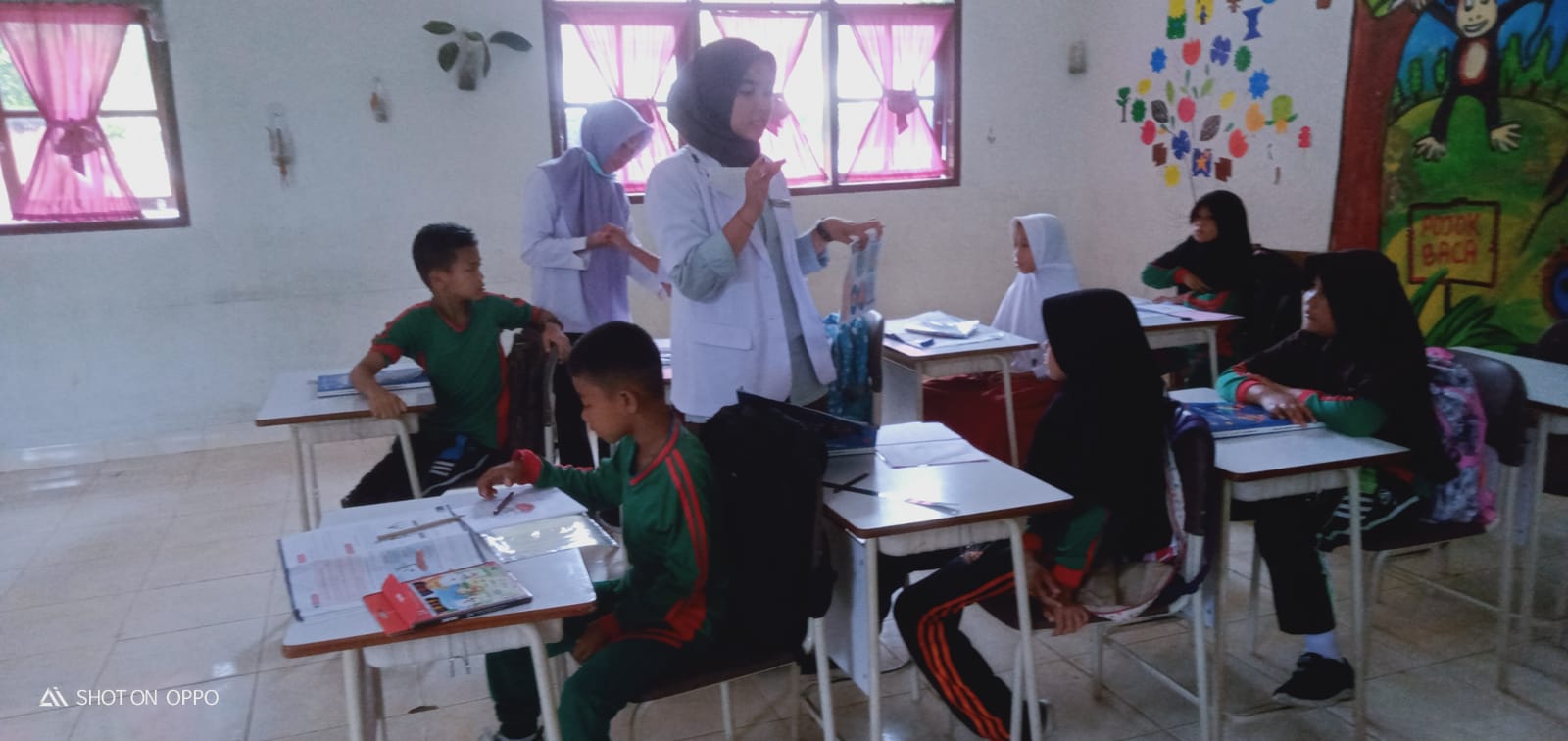 Petugas kusta dan dokter tika melakukan kegiatan skrining  kusta dan frambusia ke SD 33 dan SD 19  k