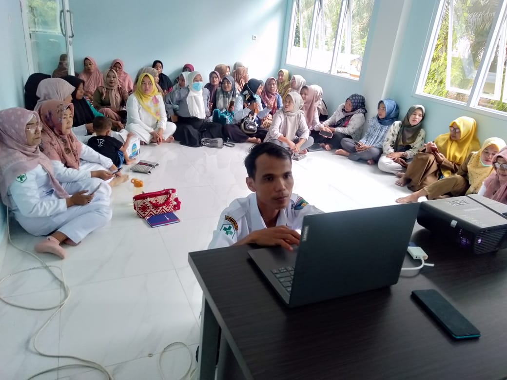 ZOOM WEBINAR BAGI KADER POSYANDU BIDAN DESA DAN STAFF PUSKESMAS DI PUSKESMAS KAYU GADANG