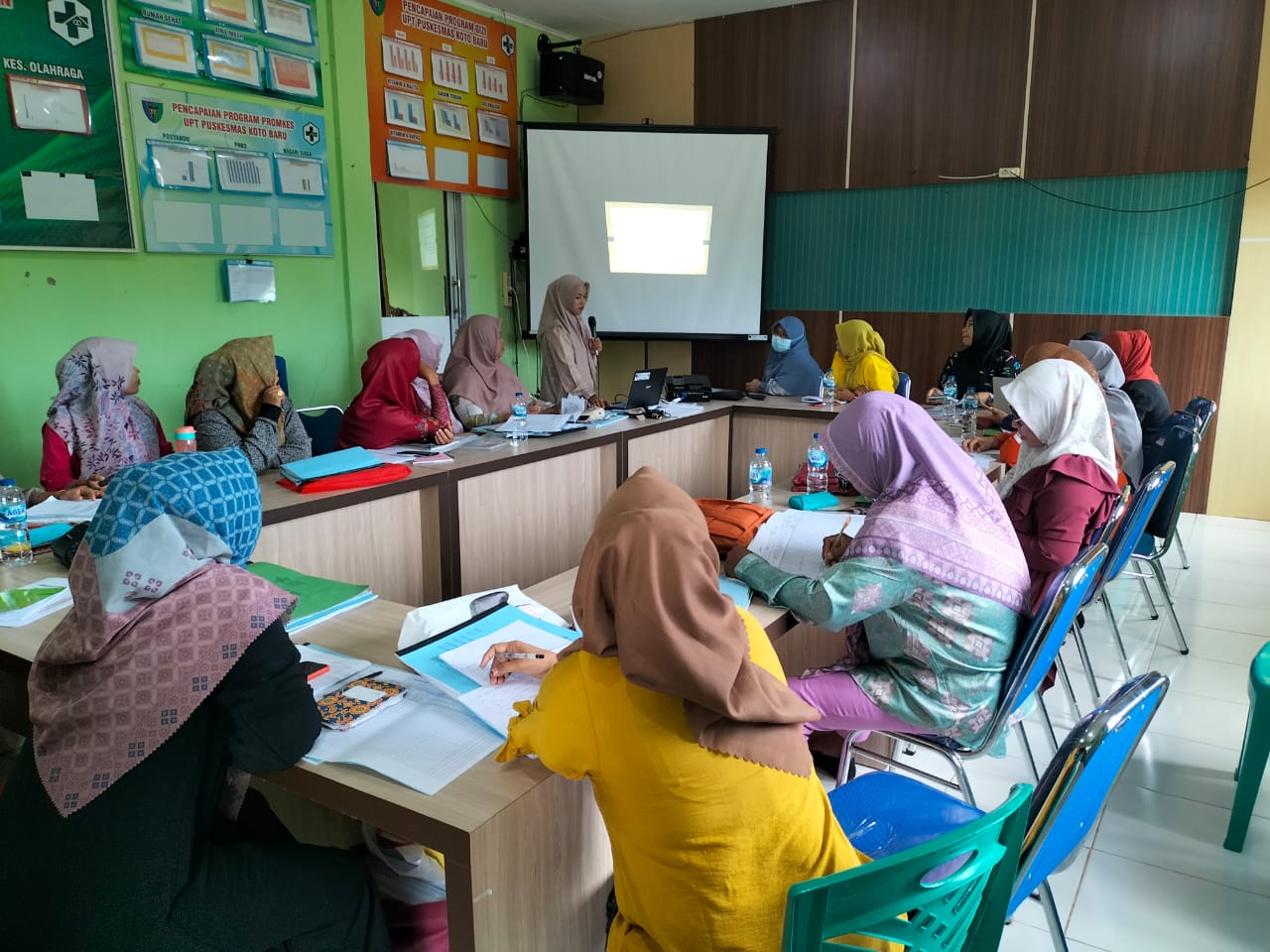 Pertemuan rutin bulanan Bidan Desa di Aula Puskesmas Koto Baru
