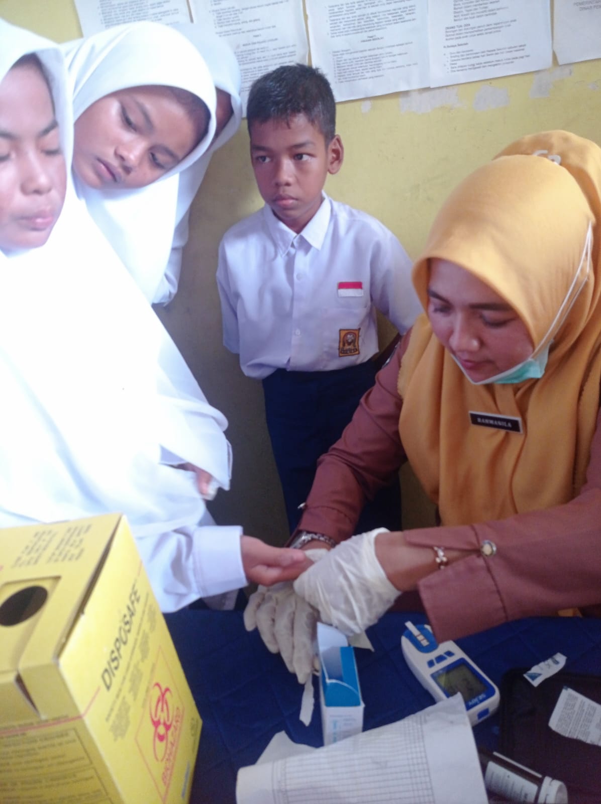 PUSKESMAS IV KOTO MUDIK PEMBERIAN TABLET TAMBAH DARAH DAN PEMERIKSAAN HB KEPADA REMAJA PUTRI