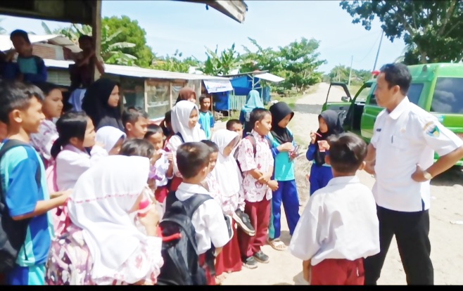 Petugas Promkes puskesmas Tanjung Makmur menjelaskan tentang Cuci Tangan Pakai Sabun (CTPS) dalam me