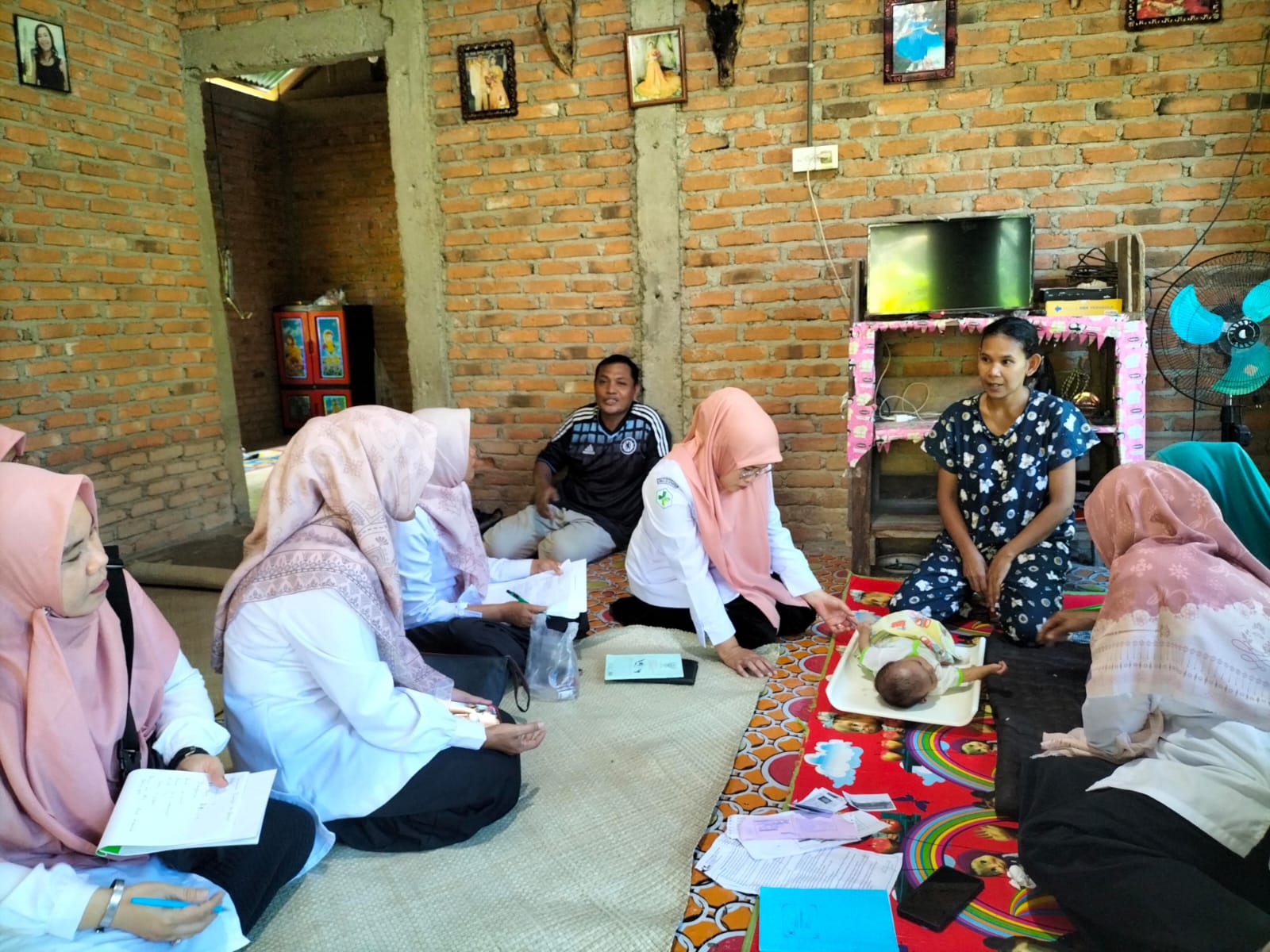 PKM Koto Baru Kunjungan dan pemeriksaan Bayi Gizi Buruk di Nagari Kambang Timur
