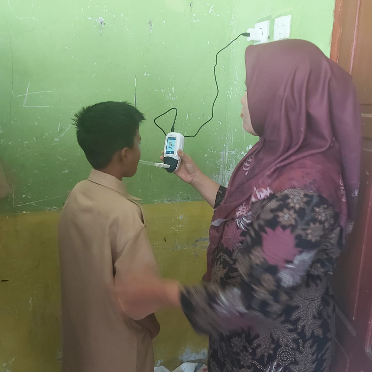 Penyuluhan tentang bahaya rokok sekaligus Pemeriksaan CO pada anak dengan mengunkaan alat smoke Anal