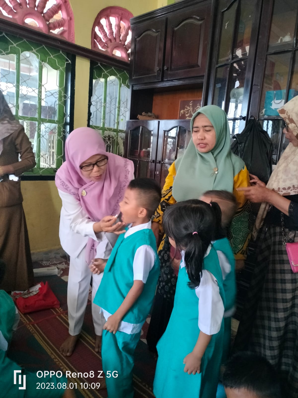 PEMBERIAN OBAT CACING PADA ANAK SEKOLAH PAUD/TK DIWILAYAH KERJA PUSKESMAS SURANTIH
