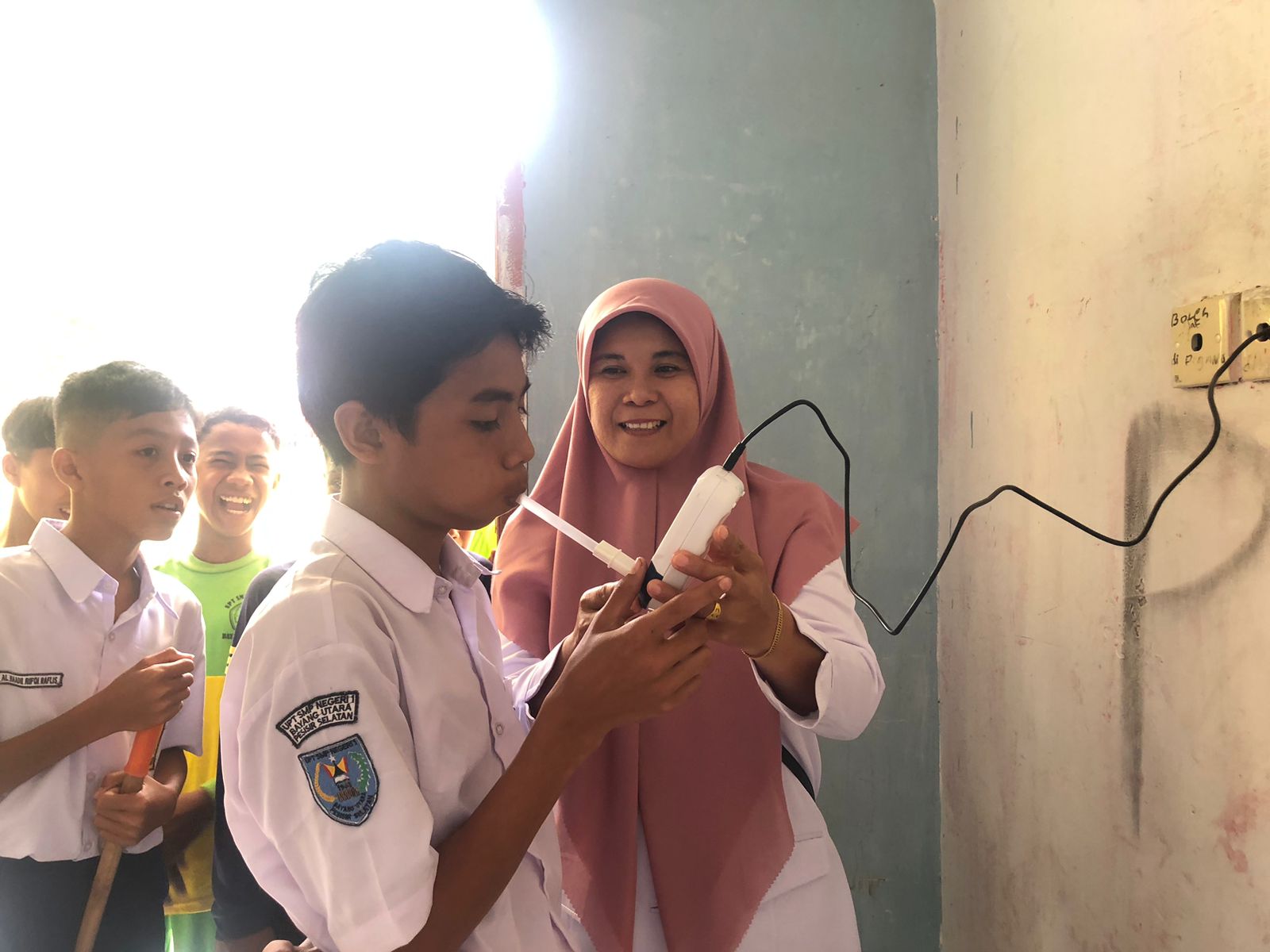 Penyuluhan tentang bahaya rokok sekaligus Pemeriksaan CO pada anak dengan mengunkaan alat smoke Anal