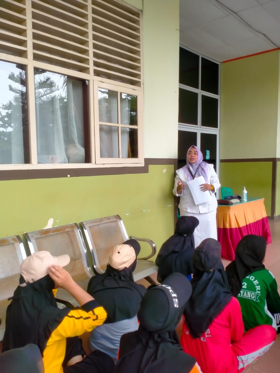 PKM Pasar Baru Pemantau kesehatan para peserta paski di SMA 2 bayang