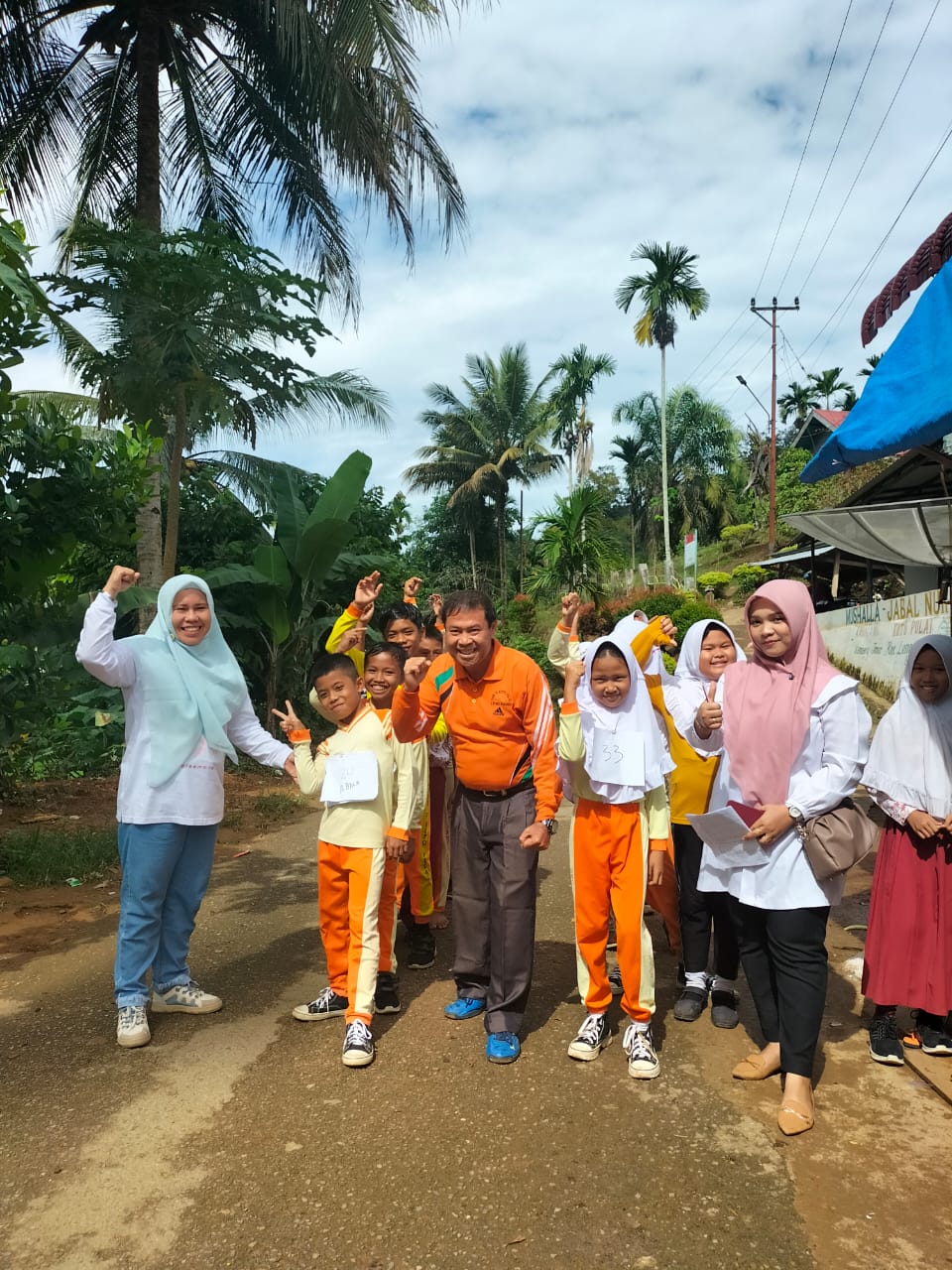 Petugas Kesjaor dengan Tim Puskesmas Koto Baru melakukan Tes Kebugaran Jasmani di SDN No 31 Koto Pul
