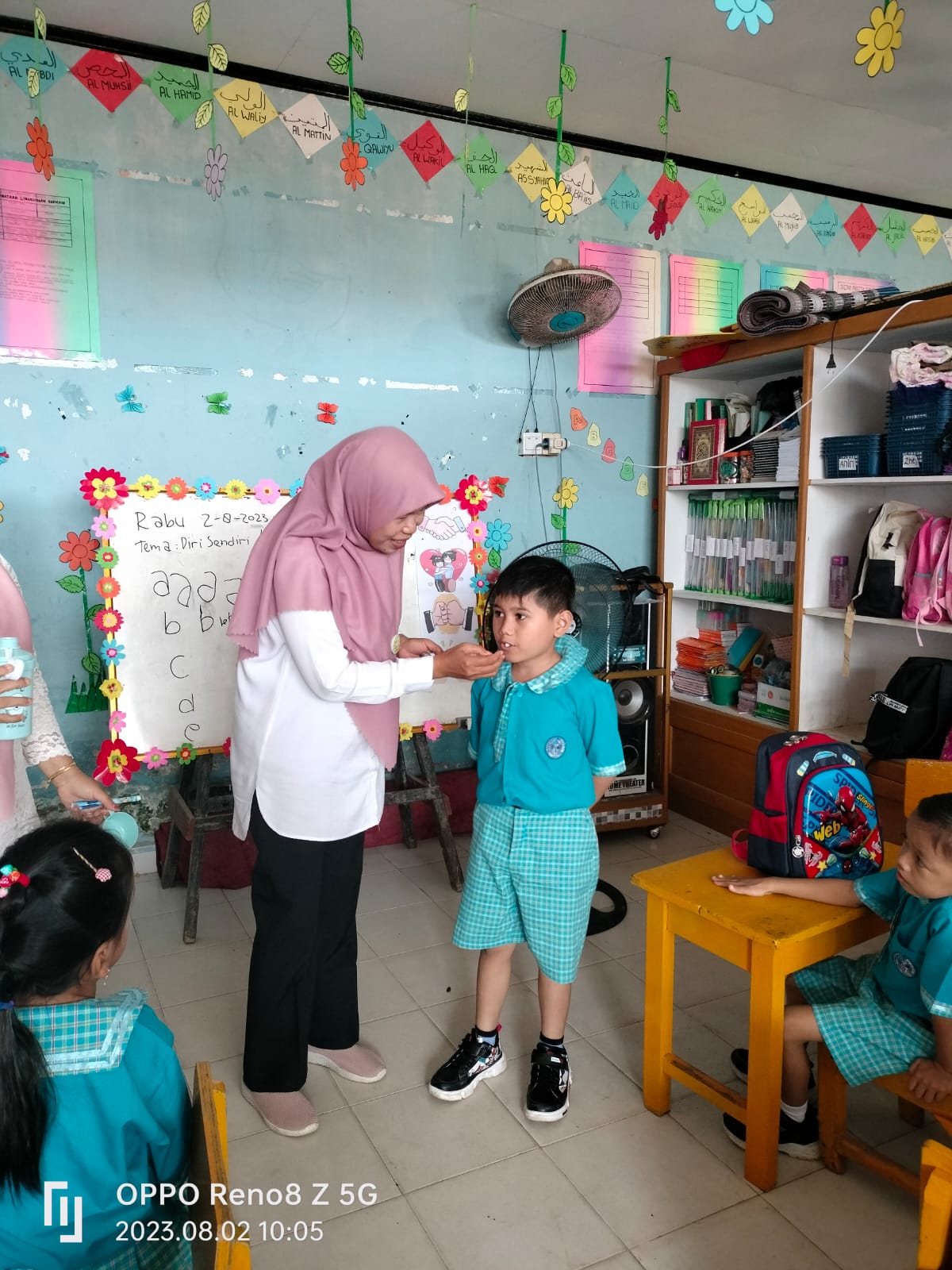 PEMBERIAN OBAT CACING PADA ANAK SEKOLAH PAUD/TK DIWILAYAH KERJA PUSKESMAS SURANTIH
