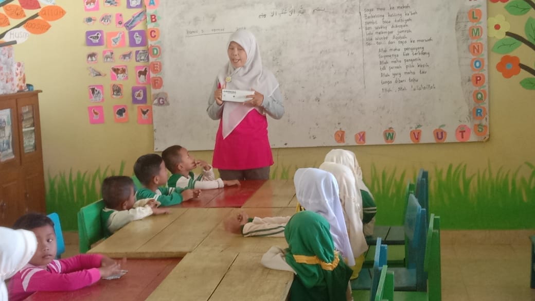 PEMBERIAN OBAT CACING PADA ANAK SEKOLAH PAUD/TK DIWILAYAH KERJA PUSKESMAS SURANTIH