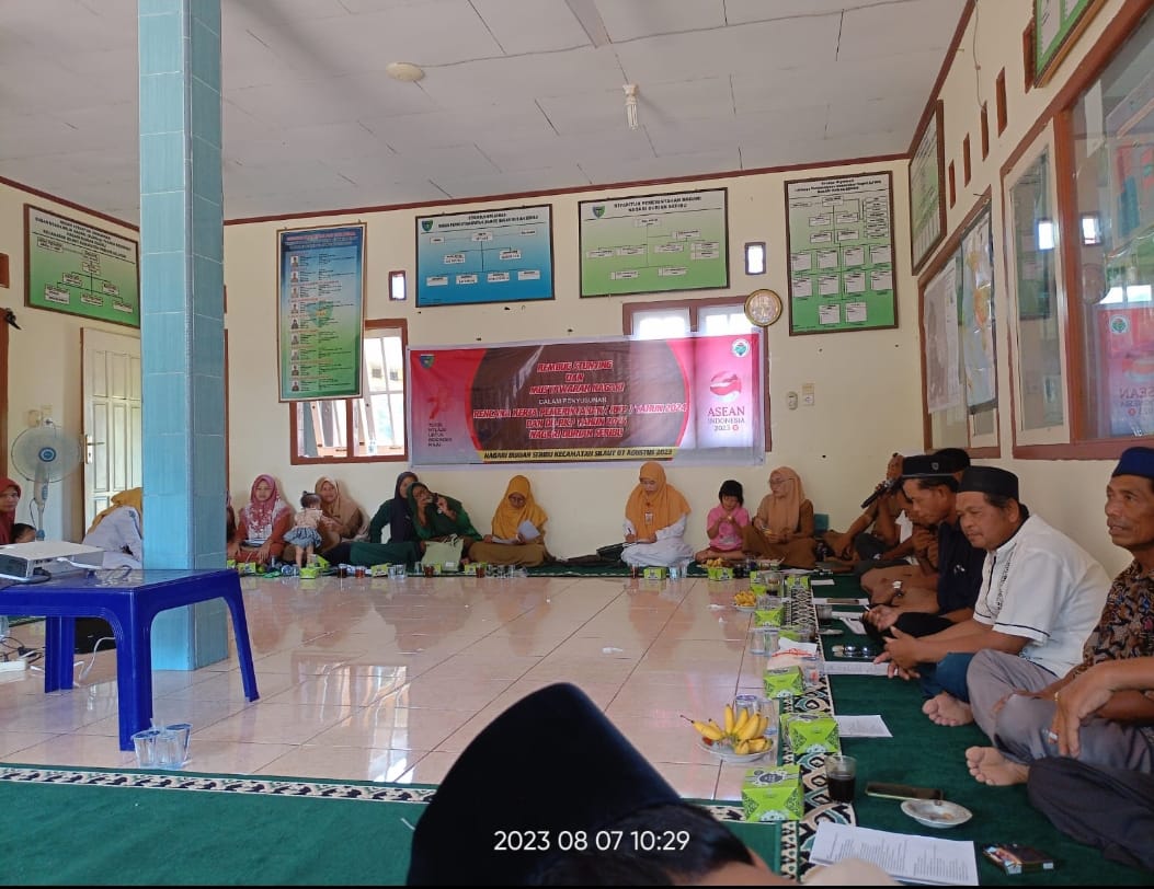 Tim Puskesmas Tanjung Makmur yg terdiri dari petugas gizi dan bidan desa menghadiri acara rembug stu