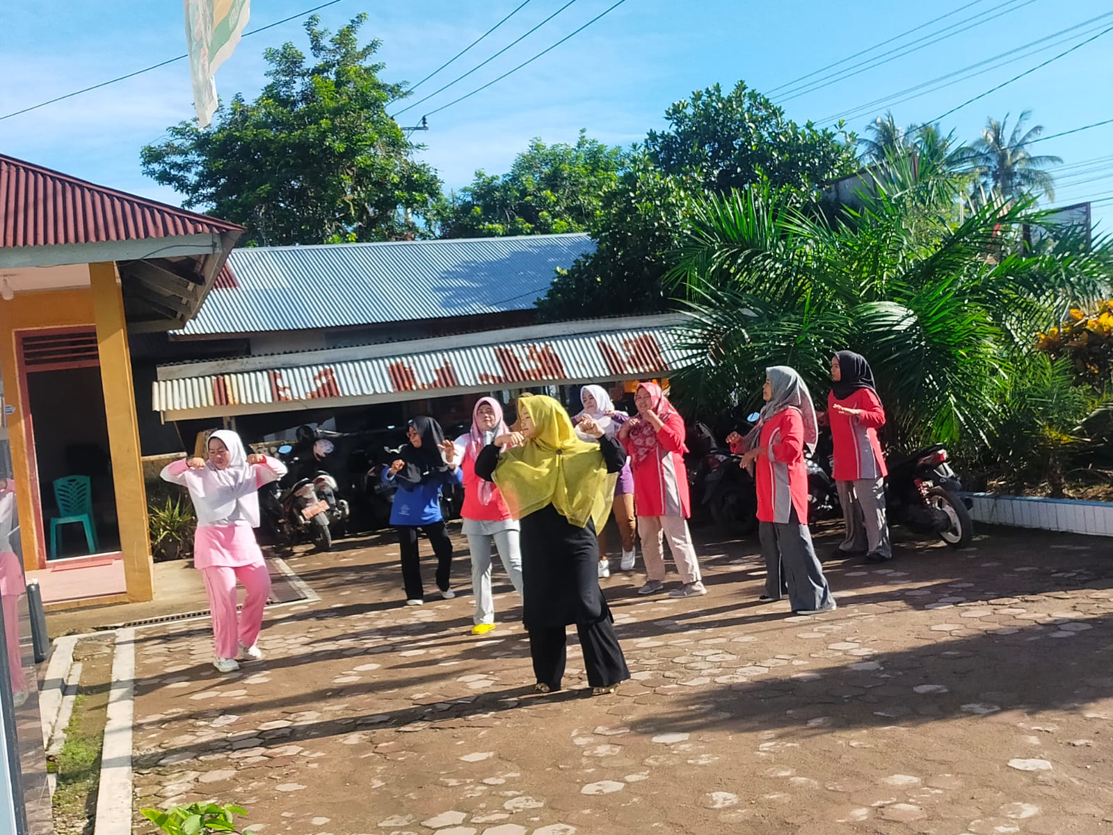 Kegiatan hari ini senam pagi dengan staf Puskesmas Kambang