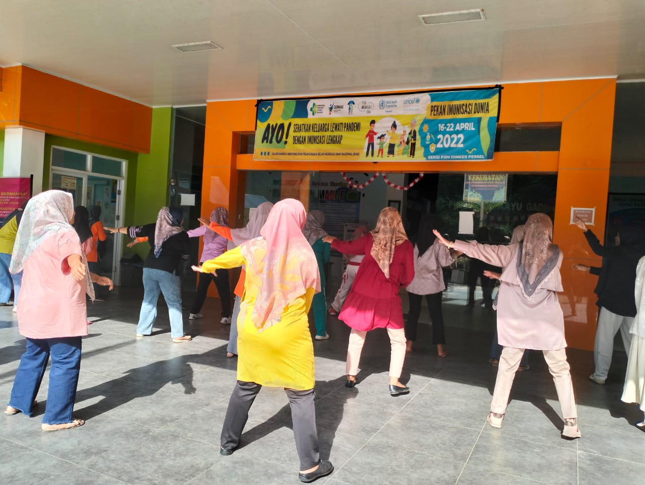 PUSK KAYU GADANG mengikuti gerakan2 senam yg akan membantu menjaga kesehatan tubuh mereka