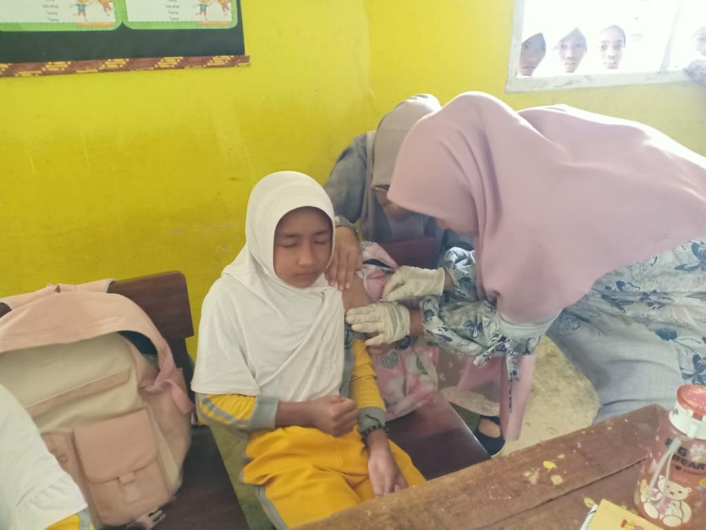 PELAKSANAAN BULAN IMUNISASI ANAK SEKOLAH (BIAS) DIWILAYAH KERJA PUSKESMAS LUMPO