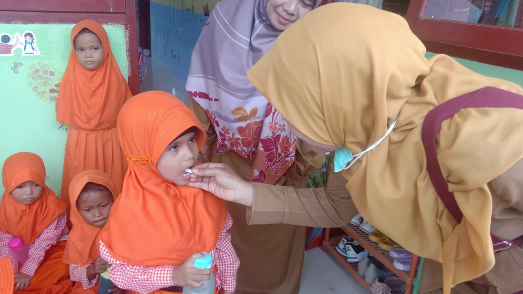 PEMBERIAN OBAT CACING PADA ANAK SEKOLAH PAUD/TK DIWILAYAH KERJA PUSKESMAS SURANTIH