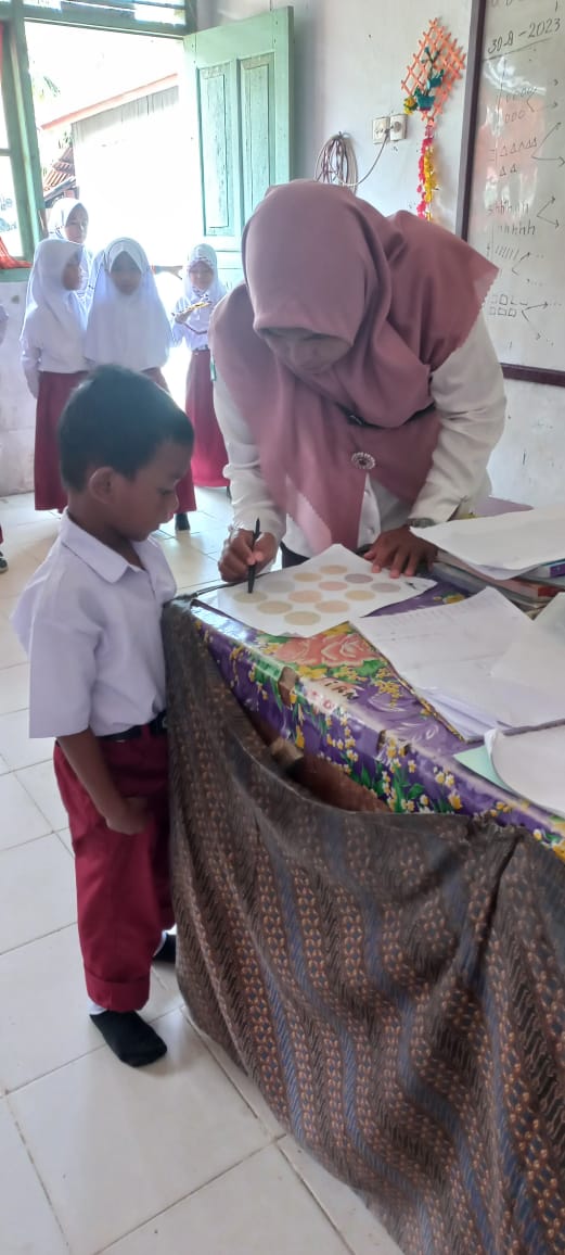 SKIRINING KESEHATAN MURID BARU DI SDN 15 SUNGAI NYALO WILAYAH KERJA PUSKESMAS TARUSAN