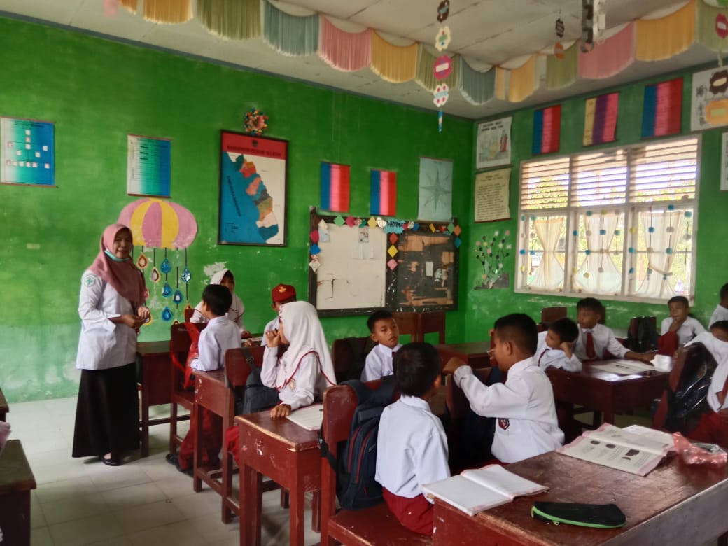 KEGIATAN PEMBERIAN OBAT PENCEGAHAN MASSAL ( POPM ) DI SDN 32 TELUK WILAYAH KERJA PUSKESMAS TARUSAN