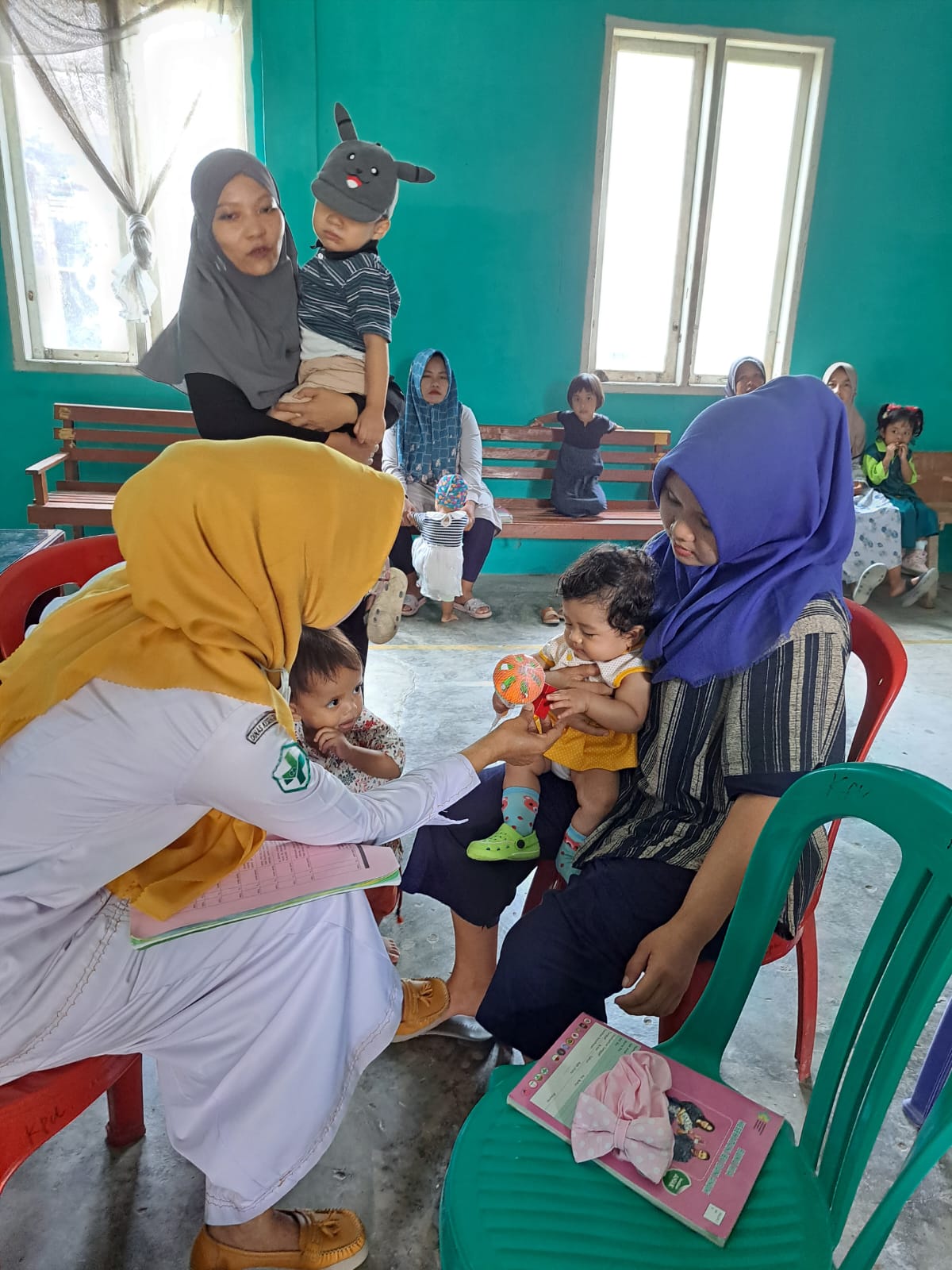 KEGIATAN PEMBERIAN OBAT PENCEGAHAN MASSAL ( POPM ) DI SDN 32 TELUK WILAYAH KERJA PUSKESMAS TARUSAN