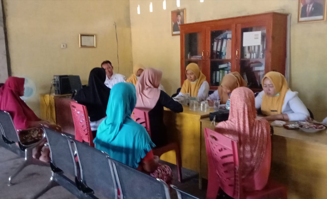 Petugas Promkes Puskesmas Tanjung Makmur mendampingi Tim PTM sekaligus memberikan penyuluhan tentang
